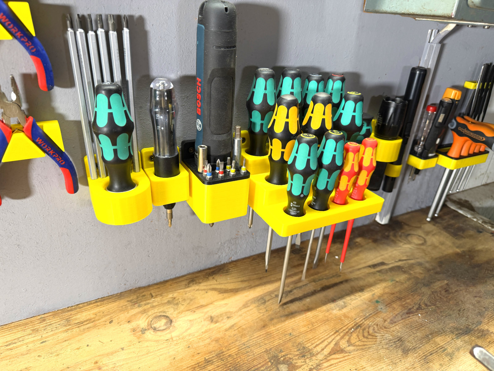 Soportes ToolFit 3D instalados en tablero de taller